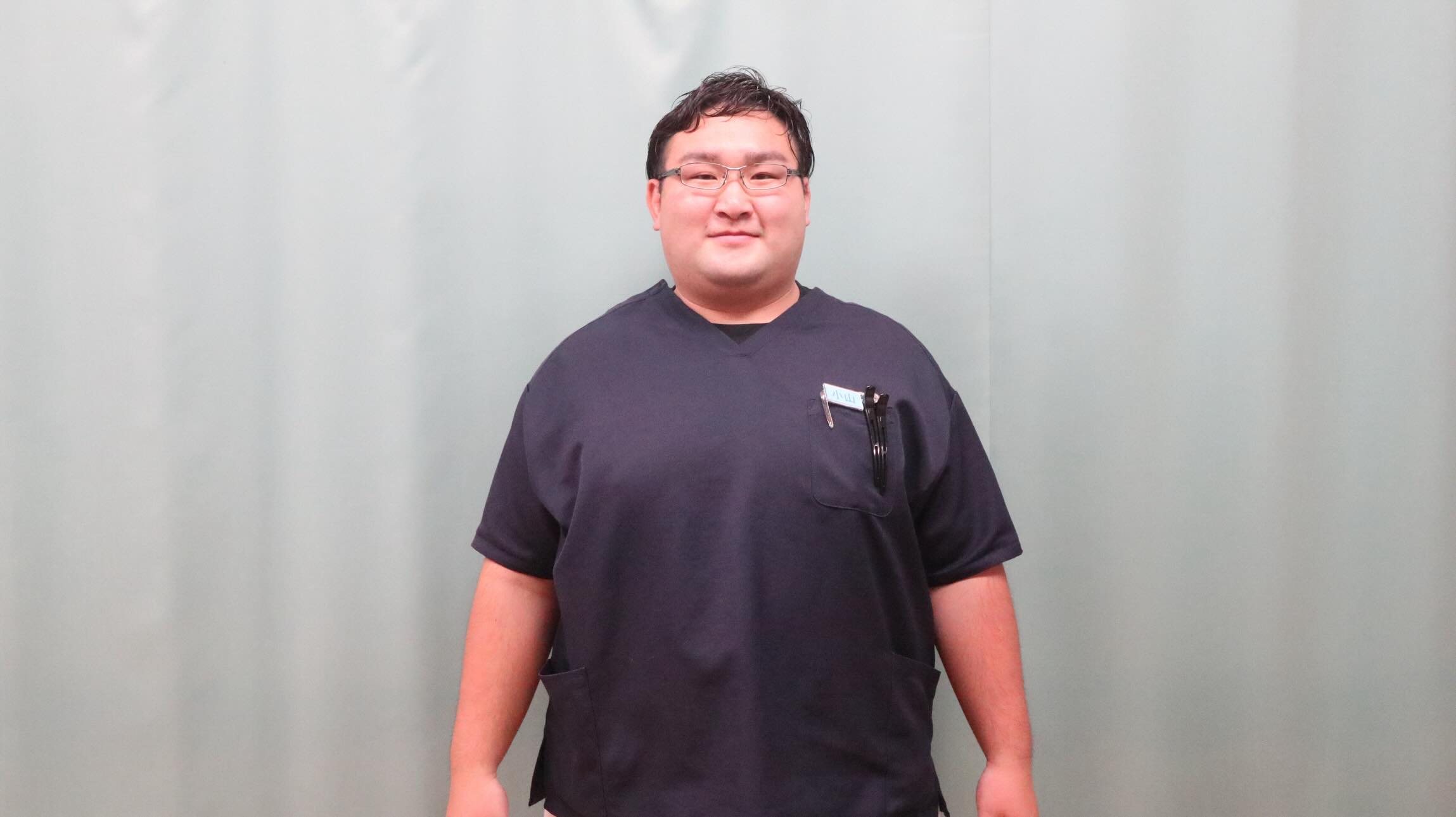 【院長紹介】 はじめまして。 アークケア鍼灸マッサージ院豊田院 院長の小山雄太です。 私は早稲田大学スポーツ科学部で身体について学び、日本理療専門学校本科にてはり師・きゅう師・あん摩マッサージ指圧師の資格を取得しました。 これまで豊田駅近くの接骨院で臨床経験を積みながら、高校のサッカー部や早稲田大学相撲部、ダンスイベントなどでスポーツトレーナーとして活動してきました。 現場で多くの方のお身体と向き合う中で、痛みのある部分だけでなく、日常生活での姿勢や身体の使い方、生活習慣が不調の原因になっていることを数多く経験してきました。 当院では、その場しのぎではなく、身体が本来持つ自然治癒力を高めながら、痛みや不調を繰り返しにくい身体づくりを目指しています。 「慢性的な肩こりや腰痛で悩んでいる」 「スポーツのパフォーマンスを向上させたい」 「どこへ行っても改善しなかった」 そんな方はぜひ一度ご相談ください。 皆様が健康で充実した毎日を送れるよう、全力でサポートさせていただきます。 アークケア鍼灸マッサージ院豊田院 院長 小山雄太⁡ ⁡ #アークケア鍼灸マッサージ院豊田院 #豊田 #マッサージ #トレーナー #自己紹介 @koyamahari